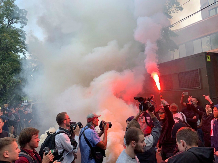 Радикалы выстрелили из ракетницы по посольству России в Киеве